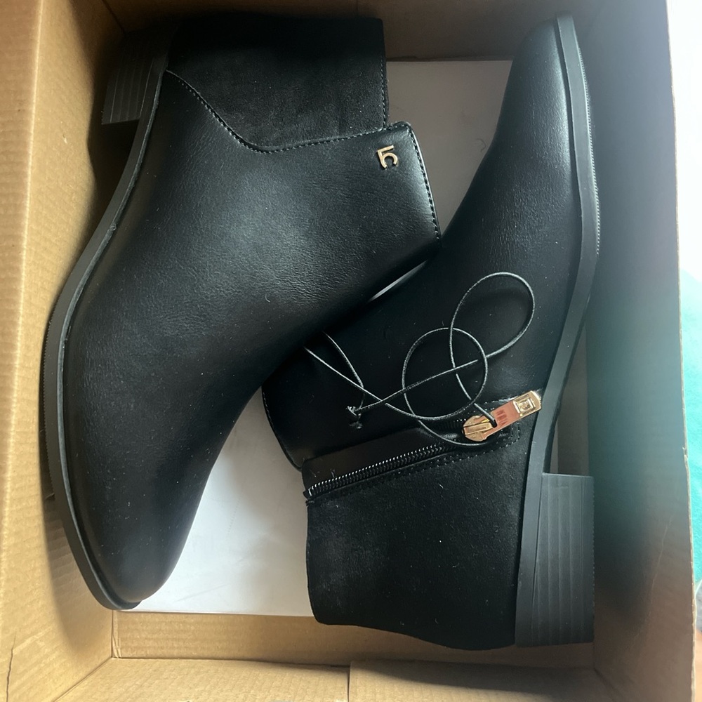 Liz Claiborne Black Ankle Booties Sleek Design